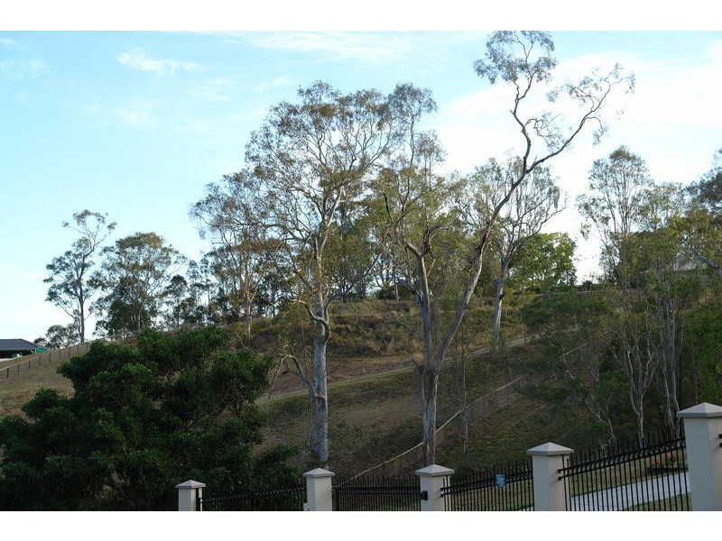 4 Kintyre Street, Brookfield QLD 4069